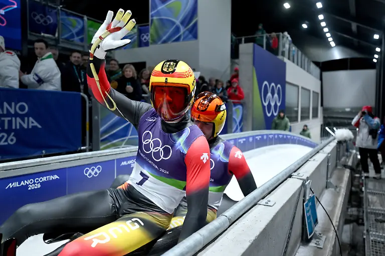 Olympia-Olympische-Winterspiele-Mailand-Cortina-2026-Rodeln-Vorkampf-Doppelsitzer-Maenner-Durchgang-1-im-Cortina-Sliding-Centre-Team-Deutschland-mit-Toni-Eggert-und-Florian-Mueller-reagiert-im-Ziel
