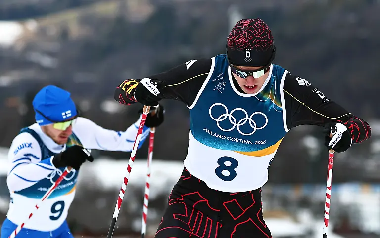 Olympia-Olympische-Winterspiele-Mailand-Cortina-2026-Ski-nordisch-Kombination-Einzel-Normalschanze-10-km-Maenner-Langlauf-Ilkka-Herola-l-Finnland-und-Vinzenz-Geiger-Deutschland-sind-in-der-Loipe-unterwegs