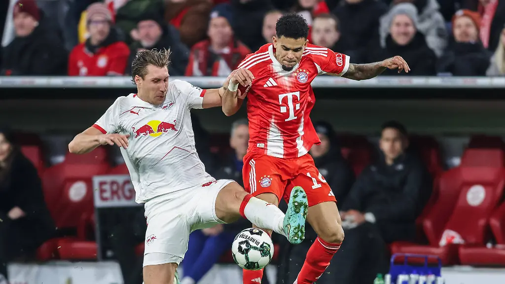Fussball-DFB-Pokal-Viertelfinale-FC-Bayern-Muenchen-RB-Leipzig-am-11-02-2026-in-der-Allianz-Arena-in-Muenchen-Willi-Orban-Leipzig-links-Luis-Diaz-Muenchen-rechts-DFB-regulations-prohibit-any-use-of-photographs-as-image-sequences-and-or-quasi-video