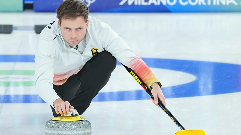 Olympia-Olympische-Winterspiele-Mailand-Cortina-2026-Curling-Kanada-Deutschland-Vorrunde-Spieltag-1-Marc-Muskatewitz-in-Aktion
