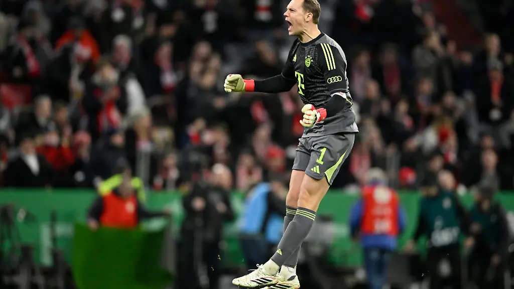 nach-Spielende-Schlussjubel-Freude-Glueck-Jubel-Torwart-Manuel-Neuer-FC-Bayern-Muenchen-FCB-01-Gestik-Geste-FC-Bayern-Muenchen-FCB-vs-RB-Leipzig-RBL-DFB-Pokal-Viertelfinale-11-02