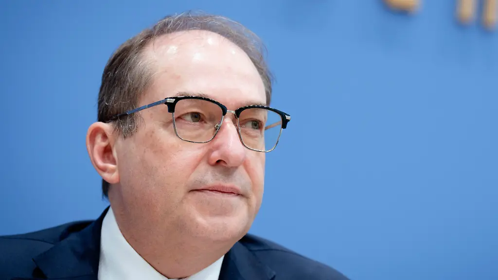 Alexander-Dobrindt-bei-der-Bundespressekonferenz-Vorstellung-der-Dunkelfeldstudie-zur-Gewaltbetroffenheit-in-Deutschland-LeSuBiA-Lebenssituation-Sicherheit-und-Belastung-im-Alltag-im-Haus-der-Bundespressekonferenz-Berlin-10-02