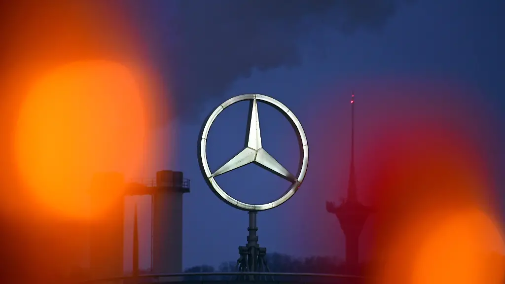 Gewinneinrbruch-bei-Mercedes-Benz-Mercedes-Stern-leuchtet-am-Abend-vor-der-Mercedes-Benz-Group-AG-Zentrale-in-Stuttgart-Untertuerkheim