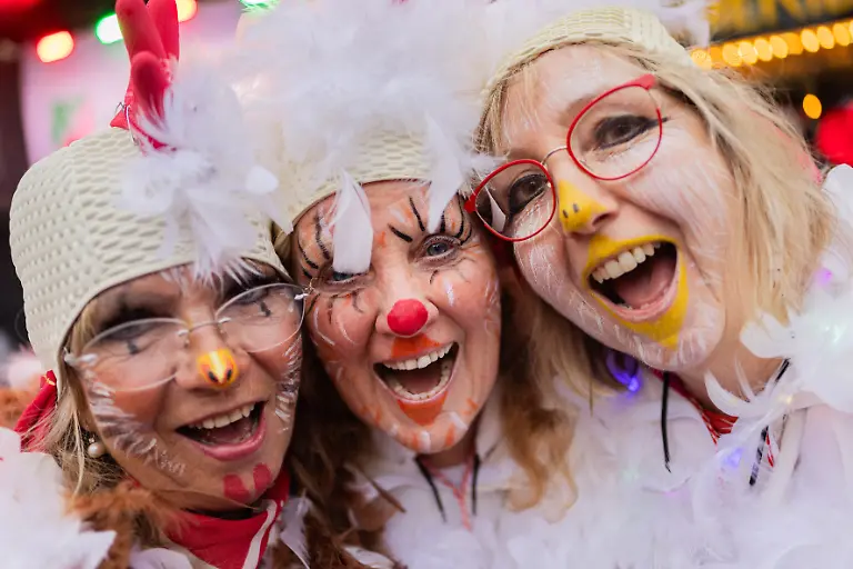 Jeckinnen-feiern-auf-dem-Alter-Markt-Weiberfastnacht-Mit-der-Weiberfastnacht-beginnt-in-den-naerrischen-Hochburgen-der-Strassenkarneval