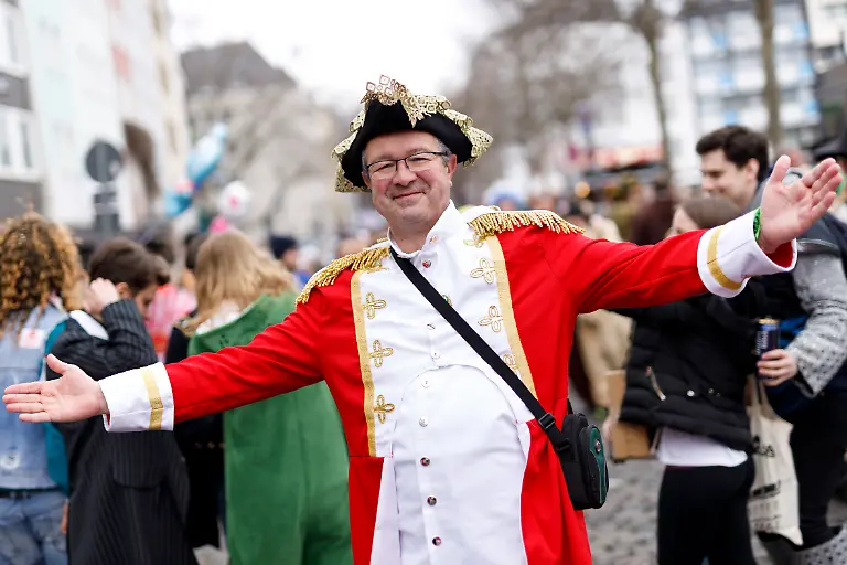 Manuel-Andrack-beim-Strassenkarneval-am-Heumarkt-Koeln-21-02