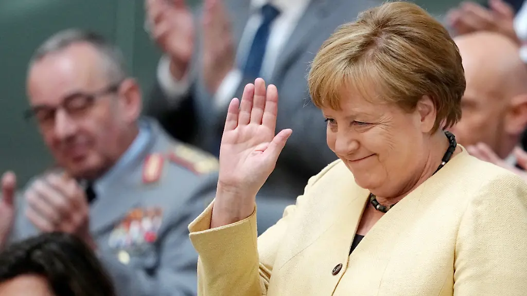 Angela-Merkel-CDU-ehemalige-Bundeskanzlerin-winkt-vor-der-Kanzlerwahl-im-Bundestag-auf-der-Tribuene-Im-Bundestag-findet-die-Wahl-und-Vereidigung-des-Bundeskanzlers-und-der-neuen-Bundesregierung-statt
