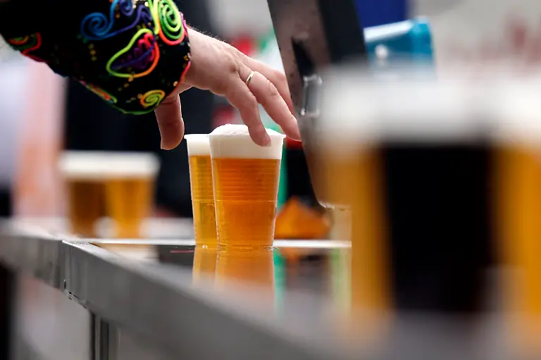 Becher-mit-Koelsch-an-einer-Theke-neben-dem-Heumarkt-Jecken-und-Narren-feiern-trotz-Regen-ausgelassen-beim-Auftakt-des-Koelner-Karnevals-auf-dem-Heumarkt-Themenbild-Symbolbild-Koeln-11-11