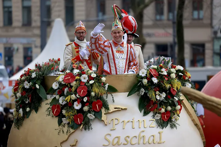 Prinz-Karneval-Sascha-I-Sascha-Klupsch-faehrt-im-Rosenmontagsumzug-mit-Mit-den-Rosenmontagszuegen-erreicht-der-rheinische-Strassenkarneval-seinen-Hoehepunkt-Das-Motto-der-Koelner-Karnevalssession-2024-lautet-Wat-e-Theater-wat-e-Jeckespill