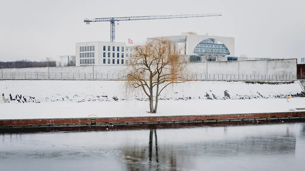 Bundeskanzleramt-aufgenommen-am-Ufer-der-gefrorenen-Spree-im-Regierungsviertel-in-Berlin-12-01-2026