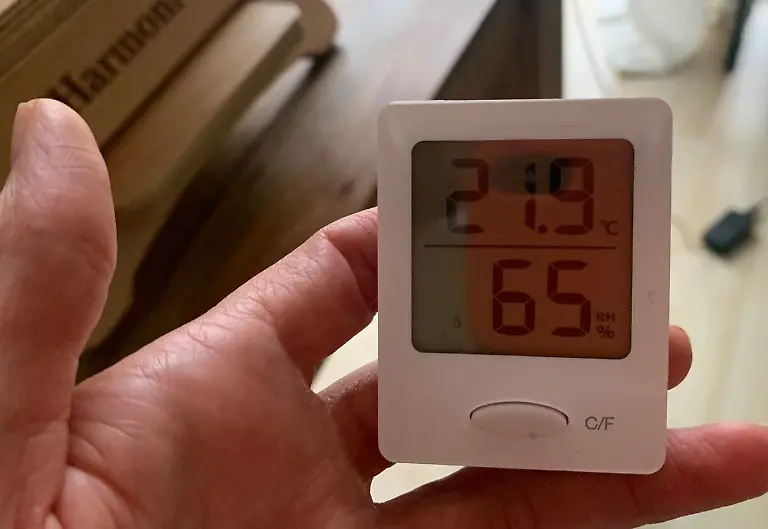 Hygrometer-von-TFA-Dostmann-Ein-Wassertropfen-zeigt-wenig-Feuchtigkeit-ist-aber-schwer-zu-erkennen