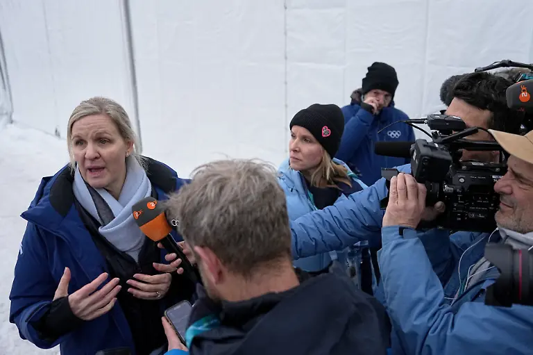 Olympia-Olympische-Winterspiele-Mailand-Cortina-2026-Skeleton-Maenner-Die-Praesidentin-des-Internationalen-Olympischen-Komitees-Kirsty-Coventry-IOC-spricht-vor-dem-Starthaus-mit-Medienvertretern-Skeletonpilot-Heraskewytsch-darf-wegen-eines-Helms-mit-Bildern-getoeteter-Sportler-nicht-bei-den-Winterspielen-starten