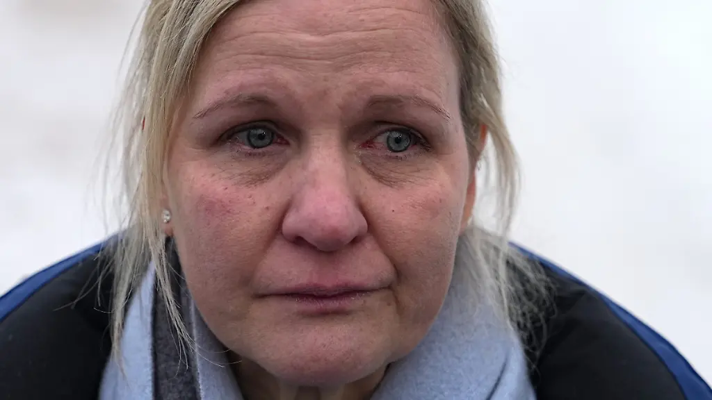 Olympia-Olympische-Winterspiele-Mailand-Cortina-2026-Skeleton-Maenner-Die-Praesidentin-des-Internationalen-Olympischen-Komitees-Kirsty-Coventry-IOC-spricht-vor-dem-Starthaus-mit-Medienvertretern-Skeletonpilot-Heraskewytsch-darf-wegen-eines-Helms-mit-Bildern-getoeteter-Sportler-nicht-bei-den-Winterspielen-starten
