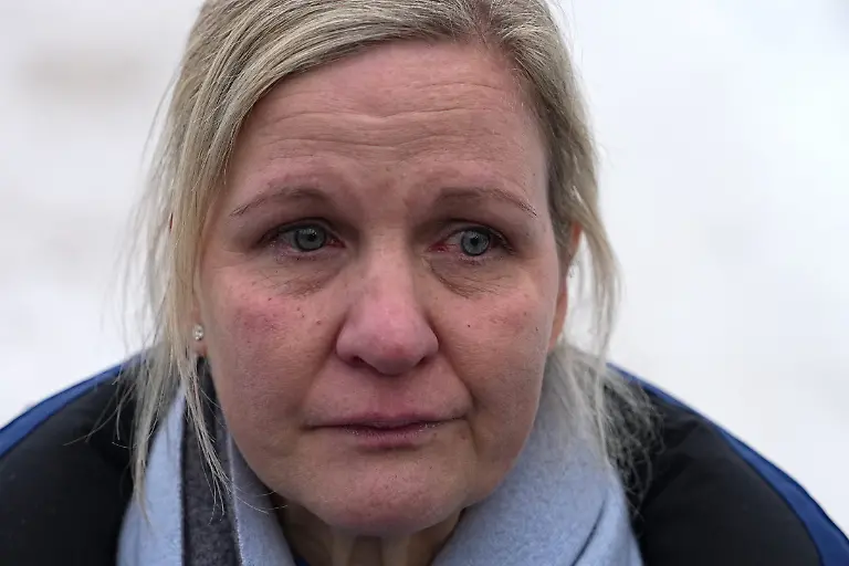 Olympia-Olympische-Winterspiele-Mailand-Cortina-2026-Skeleton-Maenner-Die-Praesidentin-des-Internationalen-Olympischen-Komitees-Kirsty-Coventry-IOC-spricht-vor-dem-Starthaus-mit-Medienvertretern-Skeletonpilot-Heraskewytsch-darf-wegen-eines-Helms-mit-Bildern-getoeteter-Sportler-nicht-bei-den-Winterspielen-starten