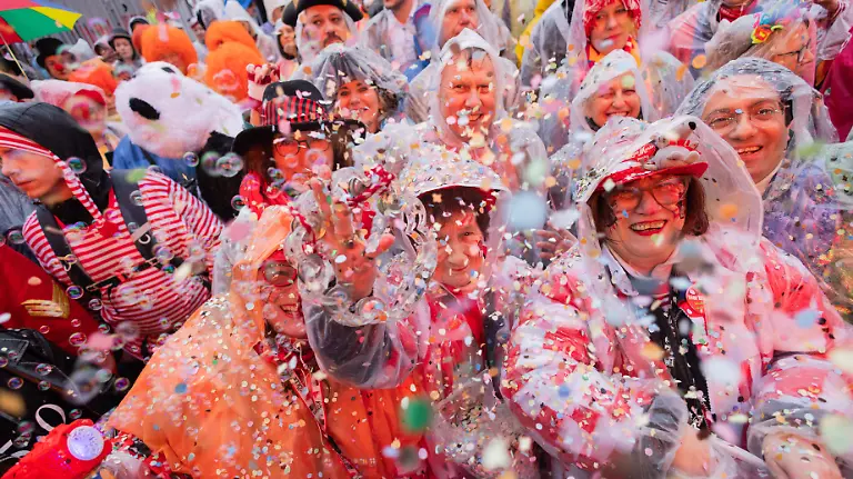 Jecken-feiern-auf-dem-Alter-Markt-Weiberfastnacht-Mit-der-Weiberfastnacht-beginnt-in-den-naerrischen-Hochburgen-der-Strassenkarneval