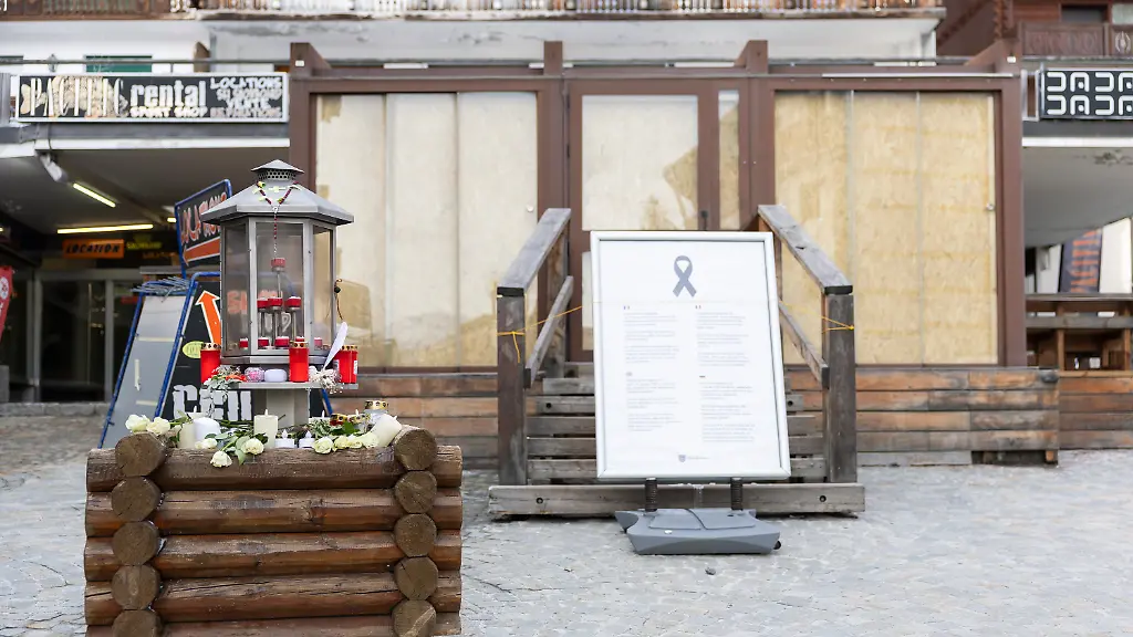 09-02-2026-Schweiz-Crans-Montana-Der-Eingang-der-Bar-und-Lounge-Le-Constellation-ist-nach-dem-Brand-in-der-Bar-und-Lounge-Le-Constellation-abgebildet-Bei-dem-Brand-in-der-Bar-Le-Constellation-am-Neujahrstag-im-Schweizer-Alpenort-Crans-Montana-kamen-41-Menschen-meist-Jugendliche-ums-Leben-und-115-wurden-schwer-verletzt