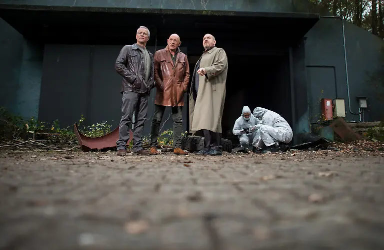 Die-Schauspieler-Klaus-J-Behrendt-als-Max-Ballauf-l-r-Joe-Bausch-als-Dr-Roth-und-Dietmar-Baer-als-Freddy-Schenk-stehen-am-27-10-2017-zu-den-Dreharbeiten-zum-neuen-Tatort-vor-einem-Bunker-in-Dueren-Nordrhein-Westfalen-Heute-starten-die-Dreharbeiten-fuer-den-neuen-Koelner-Tatort-Bombengeschaeft-So-einen-Fall-hatten-die-Kommissare-Max-Ballauf-und-Freddy-Schenk-in-ihren-20-gemeinsamen-Dienstjahren-noch-nicht-Ein-Sprengmeister-stirbt-bei-der-Explosion-einer-Bombe-aus-dem-Zweiten-Weltkrieg-Regie-fuehrt-T-Stiller-der-auch-das-Drehbuch-schrieb