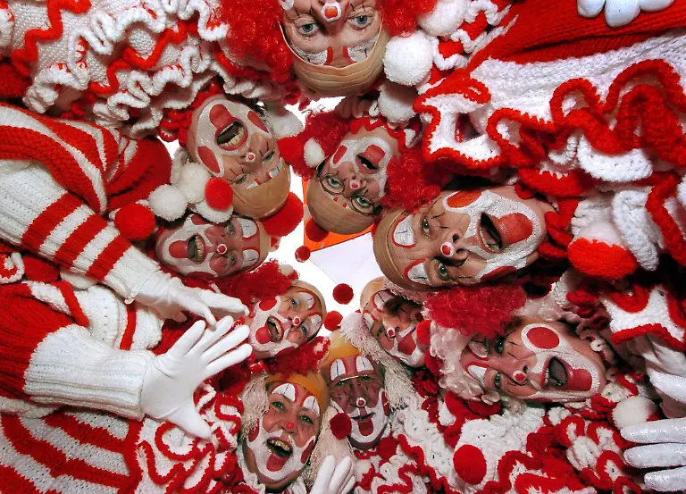 Ein-Gruppe-rot-weisser-Clowns-feiert-am-22-2-2004-auf-der-Duesseldorfer-Koenigsallee-Karneval-Deutschlands-Narren-schunkelten-dem-Hoehepunkt-der-tollen-Tage-entgegen-Hunderttausende-saeumten-die-Umzuege-am-Rhein-und-in-den-anderen-Karnevalshochburgen-In-Duesseldorf-feierten-die-Jecken-mit-Kind-Kegel-und-Altbier-bestueckten-Waegelchen-auf-der-Koenigsallee-und-in-der-Altstadt