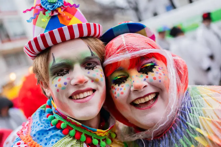 Mutter-und-Sohn-warten-auf-dem-Alter-Markt-an-Weiberfastnacht-auf-den-Einlass-Mit-der-Weiberfastnacht-beginnt-in-den-naerrischen-Hochburgen-der-Strassenkarneval