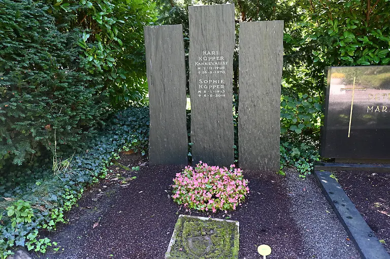 Die-Grabstaette-des-Koelner-Karnevalist-Karl-Kuepper-war-ein-Buettenredner-des-Koelner-Karnevals-Der-als-Dr-Verdoetschte-auftretende-Kuepper-gilt-als-einer-der-wenigen-deutschen-Karnevalisten-die-sich-offen-gegen-die-Nationalsozialisten-positionierten-und-sie-in-ihren-Programmen-persiflierten