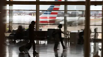 2025-11-25T181136Z_934142283_RC2T3IAWDMUR_RTRMADP_3_USA-THANKSGIVING-TRAVEL