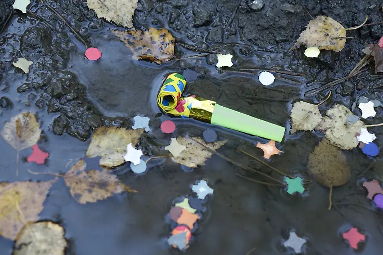 10-11-2021-Borkwalde-Brandenburg-Ein-Luftruessel-und-Konfetti-liegen-in-einer-Pfuetze