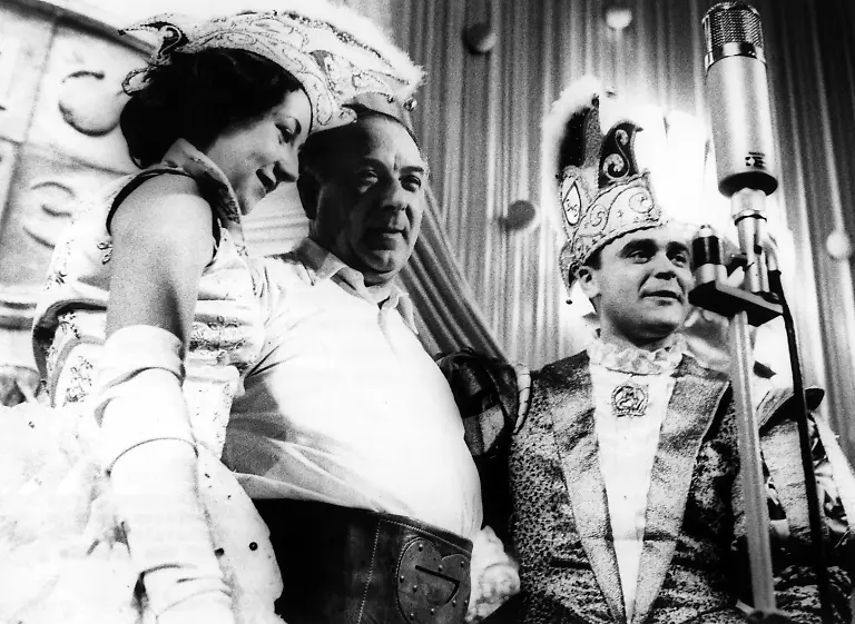 Das-Mainzer-Fastnachtsurgestein-Ernst-Neger-M-gemeinsam-mit-dem-Prinzenpaar-Hans-I-und-Evmarie-I-am-14-01-1959-in-Mainz-Neger-feierte-an-diesem-Tag-seinen-50-Geburtstag