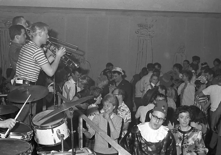 Am-15-02-1963-beginnt-das-Faschingswochenende-mit-einer-Tanzveranstaltung-auf-der-Twist-getanzt-wird