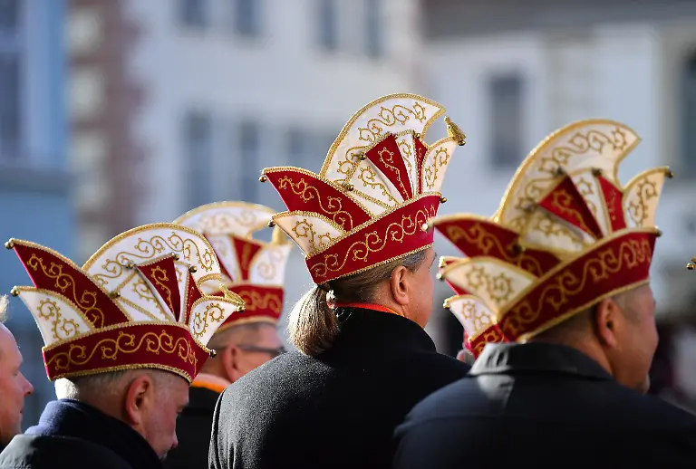 Mit-Narrenkappen-hatte-man-sich-am-11-11-beim-traditionellen-Narrenwecken-vor-dem-Erfurter-Rathaus-eingefunden-Mit-Hygienevorschriften-und-Corona-Massnahmen-starteten-die-Thueringer-Narren-in-die-5-Jahreszeit