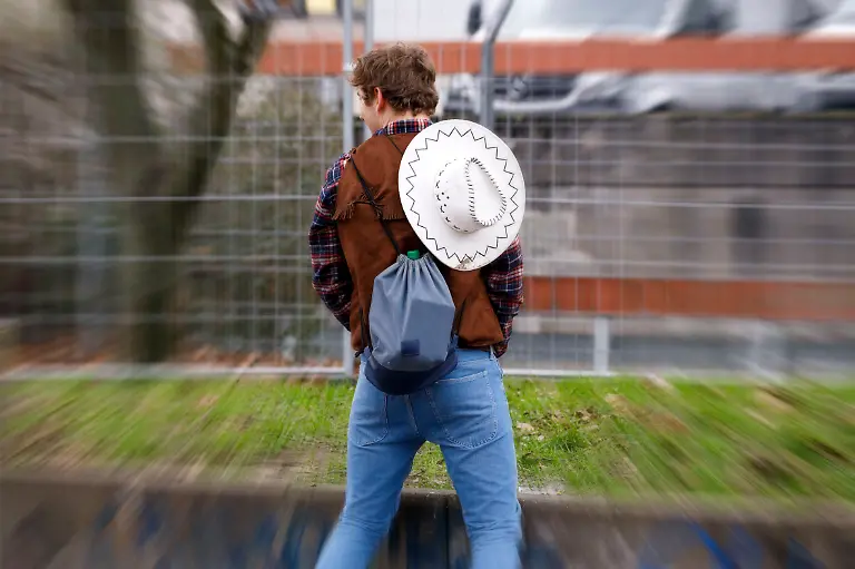 Ein-Cowboy-pinkelt-an-Karneval-an-der-Zuelpicher-Strasse-Koeln-21-02