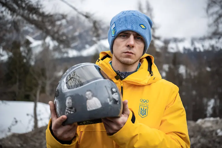 260212-Vladyslav-Heraskevych-of-Ukraine-with-his-helmet-during-mens-skeleton-round-1-during-day-6-of-the-2026-Winter-Olympics-on-February-12-2026-in-Cortina