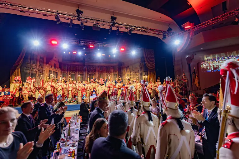 Prinzengarde-Koeln-Gala-Prunksitzung-des-Bonner-Stadtsoldaten-Corps-von-1872-e-V-im-Maritim-Hotel-Bonn-Die-traditionsreiche-Karnevalsveranstaltung-ist-Teil-der-Bonner-Session-und-findet-im-Jubilaeumsjahr-200-Jahre-Karneval-in-Bonn-statt