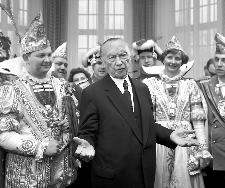 Am-21-02-1963-empfaengt-Bundeskanzler-Konrad-Adenauer-anlaesslich-der-traditionellen-Weiberfastnacht-das-Bonner-Prinzenpaar-des-Jahres-1963-Prinz-Klaus-II-und-Prinzessin-Bonna-Anneliese-I-im-Palais-Schaumburg-Das-Bild-zeigt-Konrad-Adenauer-M-inmitten-seiner-Gaeste