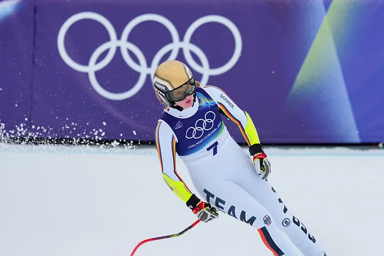 Olympia-Olympische-Winterspiele-Mailand-Cortina-2026-Tofane-Alpin-Centre-Ski-alpin-Super-G-Frauen-Emma-Aicher-Deutschland-kommt-nach-ihrem-Ausscheiden-ins-Ziel