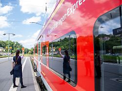 Bespuckt, beleidigt, bedroht: Zugbegleiterinnen: "Die Angst fährt immer mit"