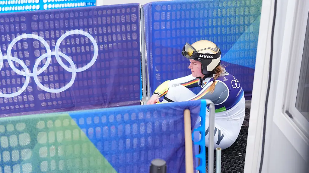 Olympia-Olympische-Winterspiele-Mailand-Cortina-2026-Tofane-Alpin-Centre-Ski-alpin-Super-G-Frauen-Emma-Aicher-Deutschland-hockt-nach-ihrem-Ausscheiden-enttaeuscht-im-Ziel