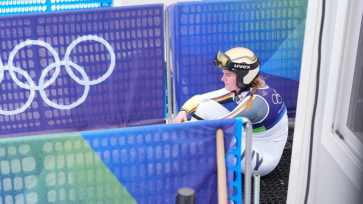 Olympia-Olympische-Winterspiele-Mailand-Cortina-2026-Tofane-Alpin-Centre-Ski-alpin-Super-G-Frauen-Emma-Aicher-Deutschland-hockt-nach-ihrem-Ausscheiden-enttaeuscht-im-Ziel