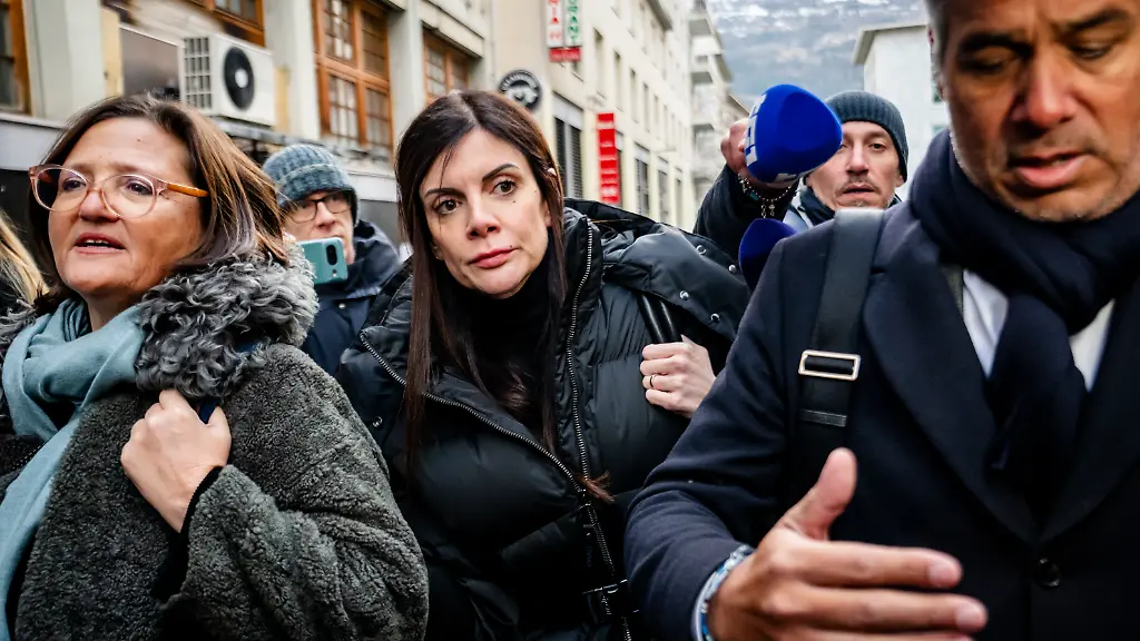 Die-Franzoesin-Jessica-Moretti-M-Frau-des-Betreibers-der-Bar-in-Crans-Montana-in-der-sich-der-toedliche-Brand-am-Neujahrstag-ereignete-kommt-mit-ihren-Anwaelten-Yael-Hayat-r-und-Nicola-Meier-l-zur-Anhoerung-bei-der-Walliser-Staatsanwaltschaft-Beim-Brand-in-der-Bar-Le-Constellation-an-der-Neujahrsfeier-im-Schweizer-Alpenort-Crans-Montana-kamen-40-Menschen-meist-Jugendliche-ums-Leben-und-116-wurden-schwer-verletzt