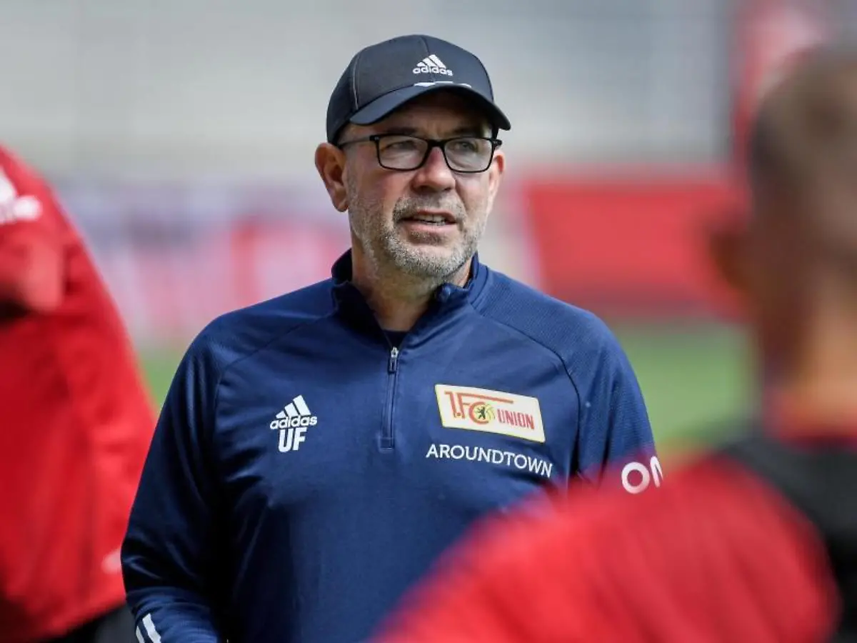 Trainer-Urs-Fischer-spricht-zu-den-Spielern
