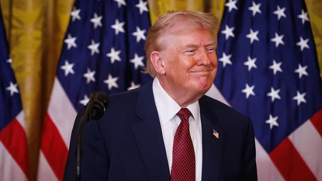 El presidente de los Estados Unidos, Donald Trump, llega al evento Coal Keeps the Lights en la Sala Este de la Casa Blanca el 11 de febrero de 2026 en Washington. El presidente Trump firmó una orden ejecutiva que ordena al Departamento de Defensa comprar más electricidad de las centrales eléctricas de carbón.