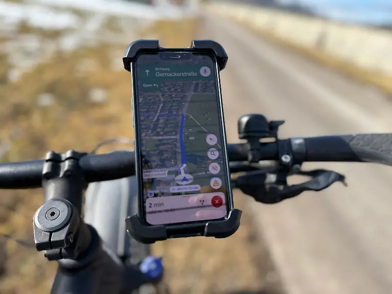 Bei-der-Halterung-von-Lamicall-sitzt-das-Smartphone-fest-im-Rahmen