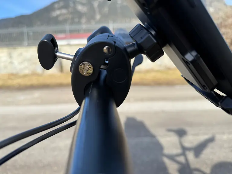 Die-Klemme-der-Lamicall-BP07-laesst-per-Knopfdruck-besonders-schnell-am-Lenker-fixieren