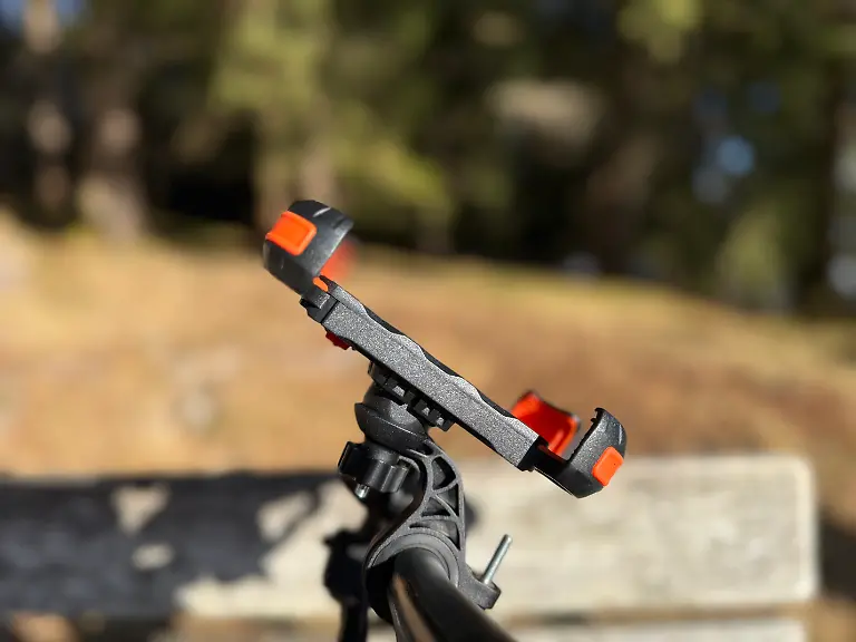 Der-Klemme-der-Glangeh-B6-laesst-sich-zwar-nicht-ganz-leicht-am-Lenker-befestigen-sitzt-dafuer-aber-sehr-stabil