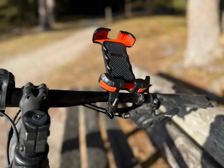 Der-Rahmen-der-Glangeh-B6-umschliesst-das-Smartphone-oben-und-unten