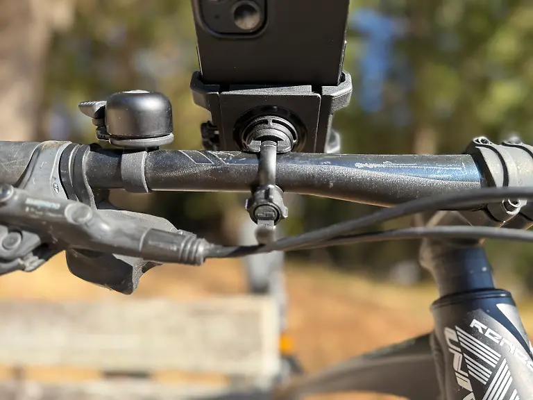 Die-SP-Connect-Halterung-wird-mit-einem-geriffelten-Kunststoffriemen-festgezogen-und-anschliessend-per-Drehknopf-fixiert