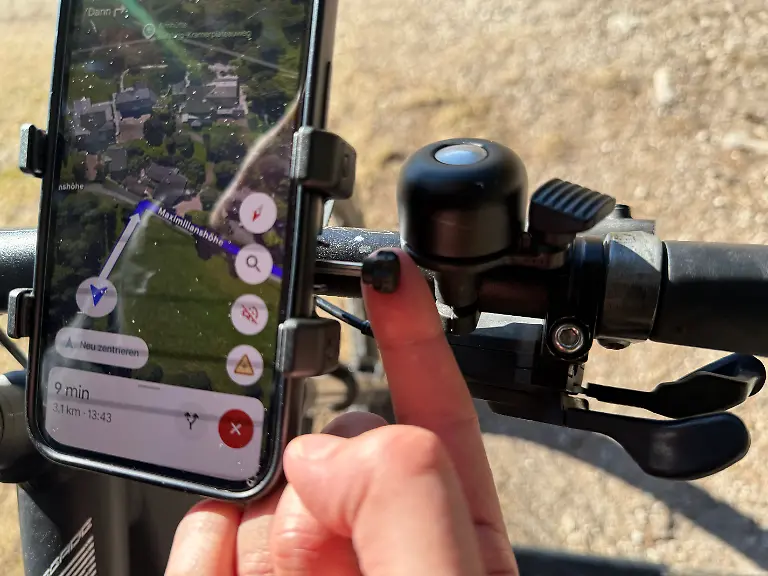 SP-Connect-Universal-Bike-Mount-mit-dem-kleinen-Raedchen-stellt-man-den-Rahmen-ein