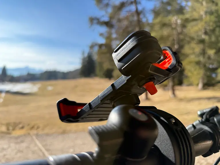 Der-Rahmen-der-andobil-CTVK54-Handyhalterung-kann-ueber-einen-Schalter-geloest-und-festgestellt-werden