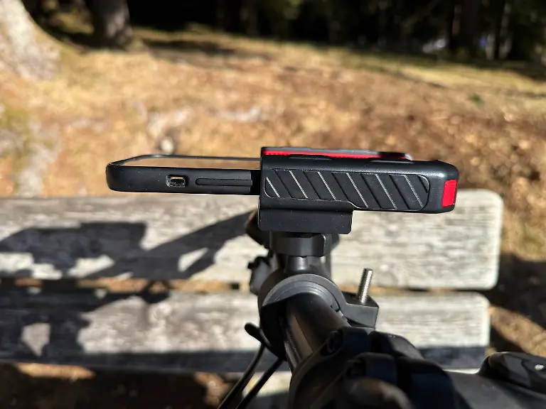 Fuer-die-Montage-der-JOYROOM-JR-ZS266-Handyhalterung-sind-zwei-Gummieinlagen-notwendig