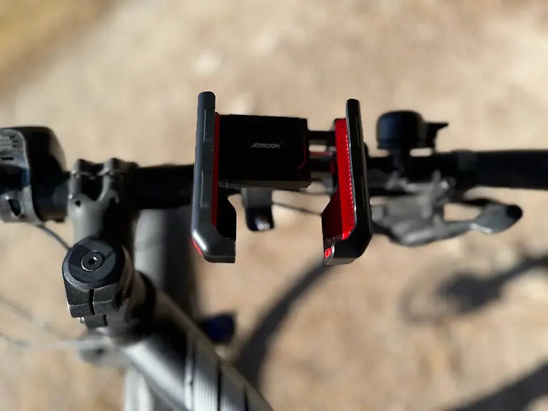 Der-Rahmen-der-JOYROOM-fixiert-die-untere-Haelfte-des-Handys