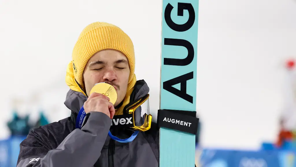 Predazzo-Italien-09-Februar-2026-Skispringen-Einzel-Normalschanze-Maenner-Olympia-2026-Im-Bild-Philipp-Raimund-GER-kuesst-als-Olympiasieger-die-Goldmedaille