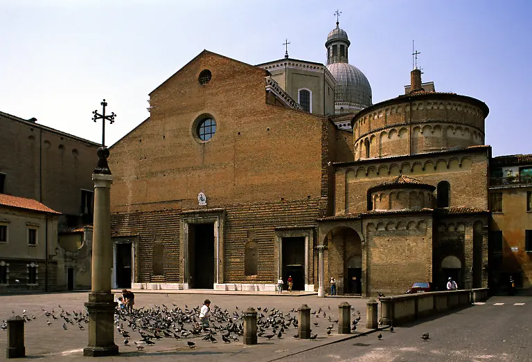 Bildnummer-50642368-Datum-15-06-2004-Copyright-imago-F-Berger-Basilika-Sant-Antonio-in-Padua-Italien-Gebaeude-aussen-Aussenansicht-Personen-2004-Padua-Venetien-Staedte-Basiliken-Kathedrale-Kathedralen-Dom-Platz-Plaetze-Vorplaetze-Taube-Tauben-Sehenswuerdigkeit-quer-Mfdia-Totale-Kirchen-Italien-Reisen-Europa-St-San-Sankt-St